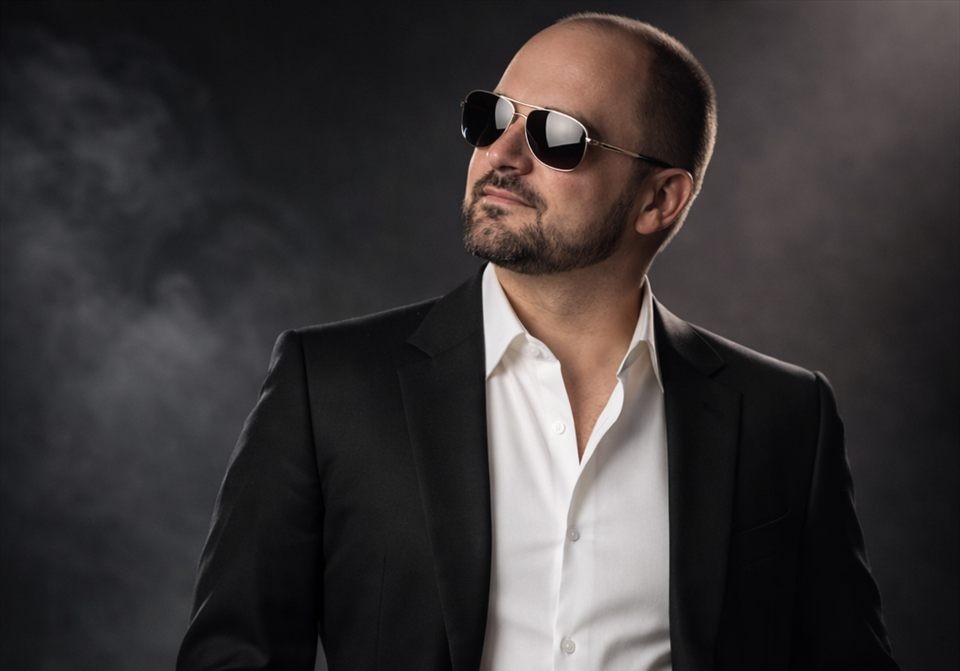 John Rivav en retrato formal para promociones de shows